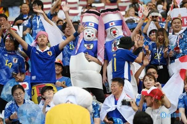 那名装扮奇特的日本球迷又来了的相关图片